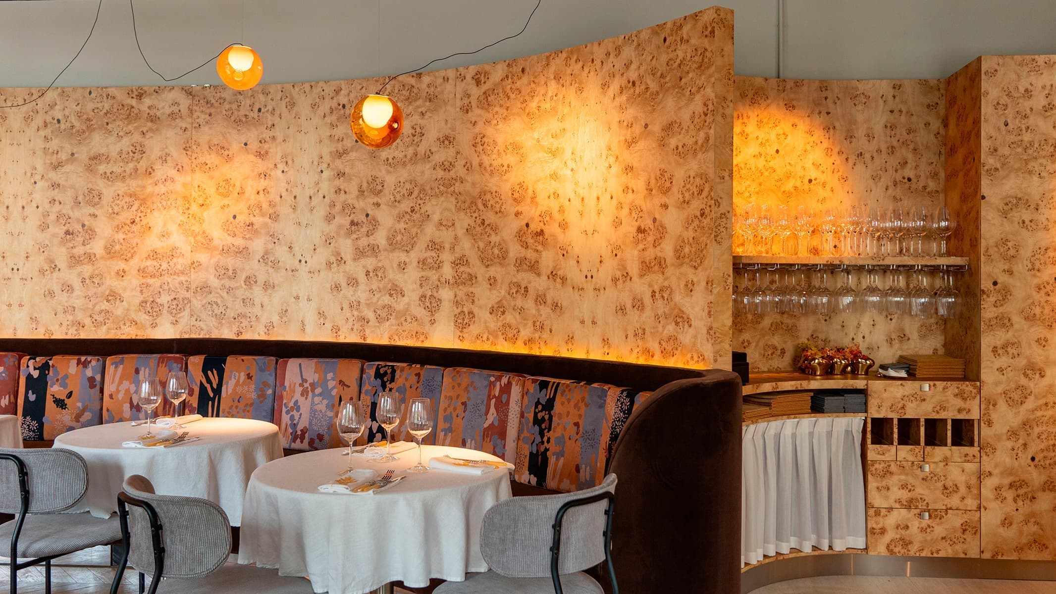 Небанальные растительные мотивы и солнечные акценты в интерьере бистро — проект Юлии Ионовой