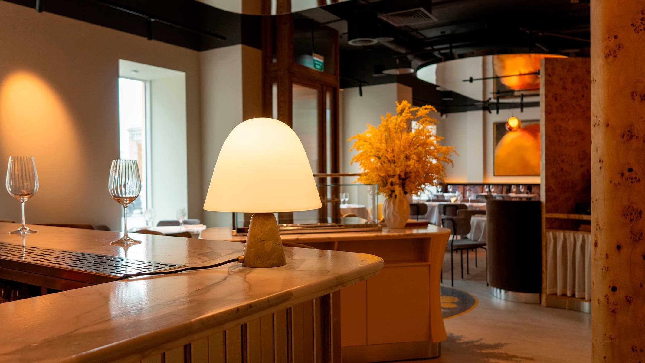 Небанальные растительные мотивы и солнечные акценты в интерьере бистро — проект Юлии Ионовой