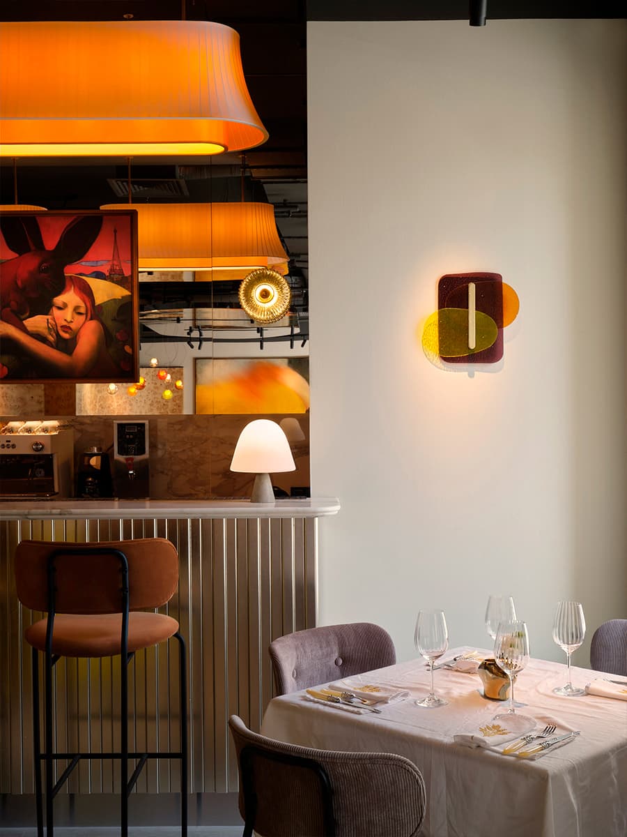 Небанальные растительные мотивы и солнечные акценты в интерьере бистро — проект Юлии Ионовой