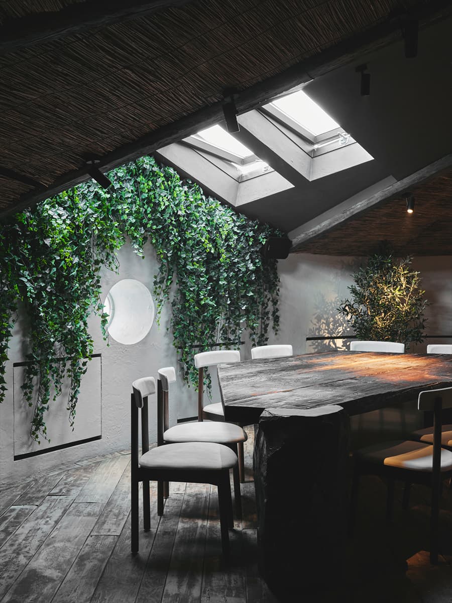 История в неоновом свете: многогранный интерьер ресторана русской кухни во Владимире — проект Raimer Bureau