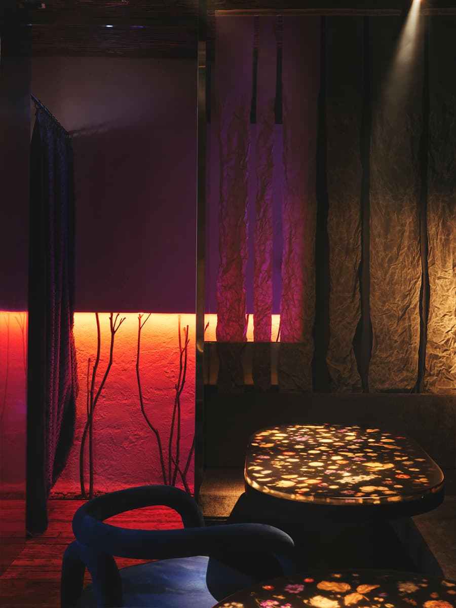 История в неоновом свете: многогранный интерьер ресторана русской кухни во Владимире — проект Raimer Bureau