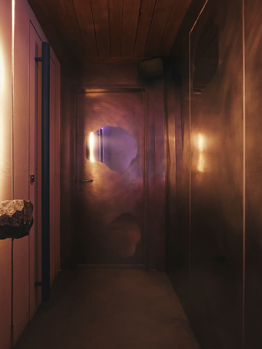 История в неоновом свете: многогранный интерьер ресторана русской кухни во Владимире — проект Raimer Bureau