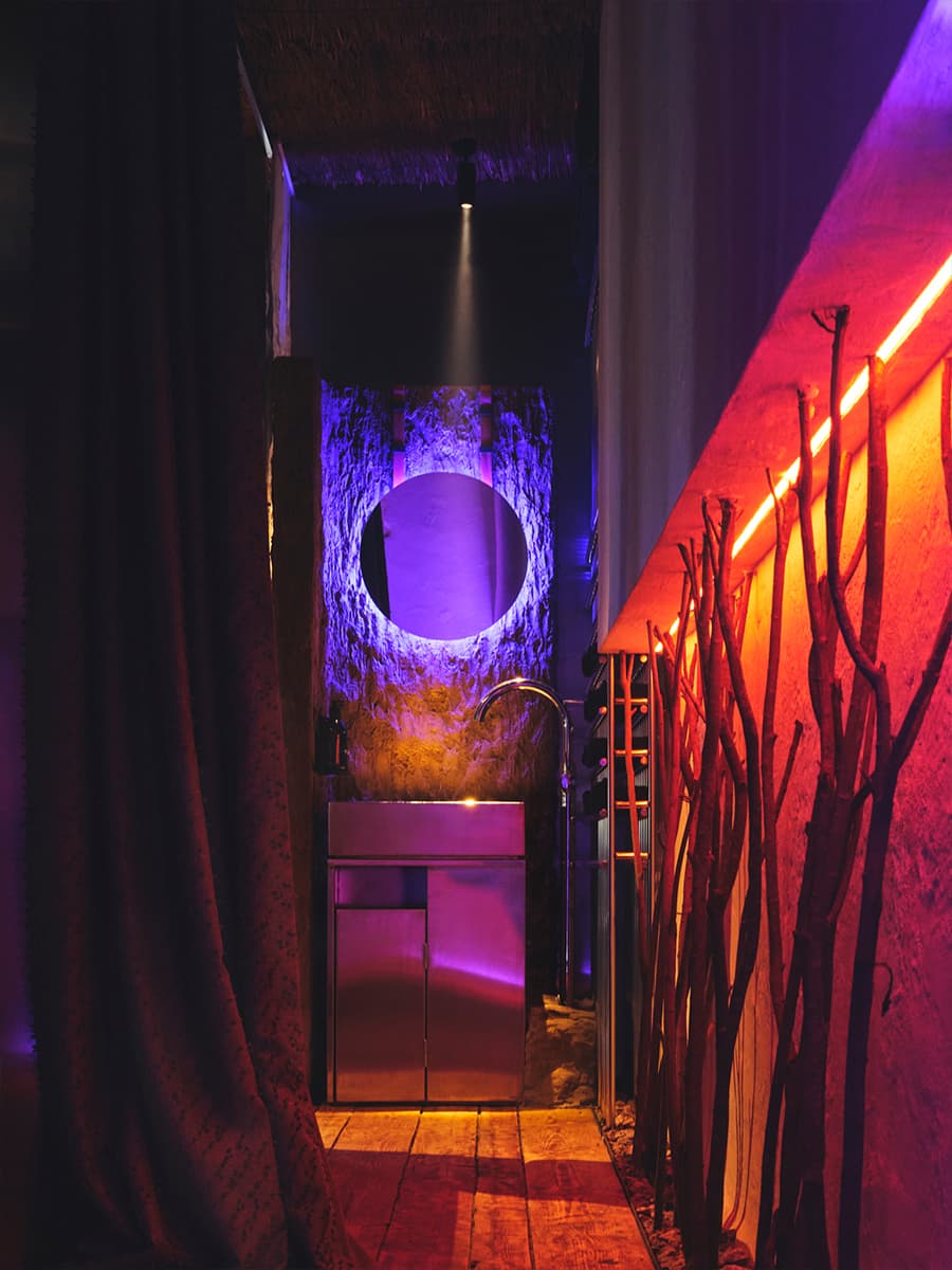 История в неоновом свете: многогранный интерьер ресторана русской кухни во Владимире — проект Raimer Bureau