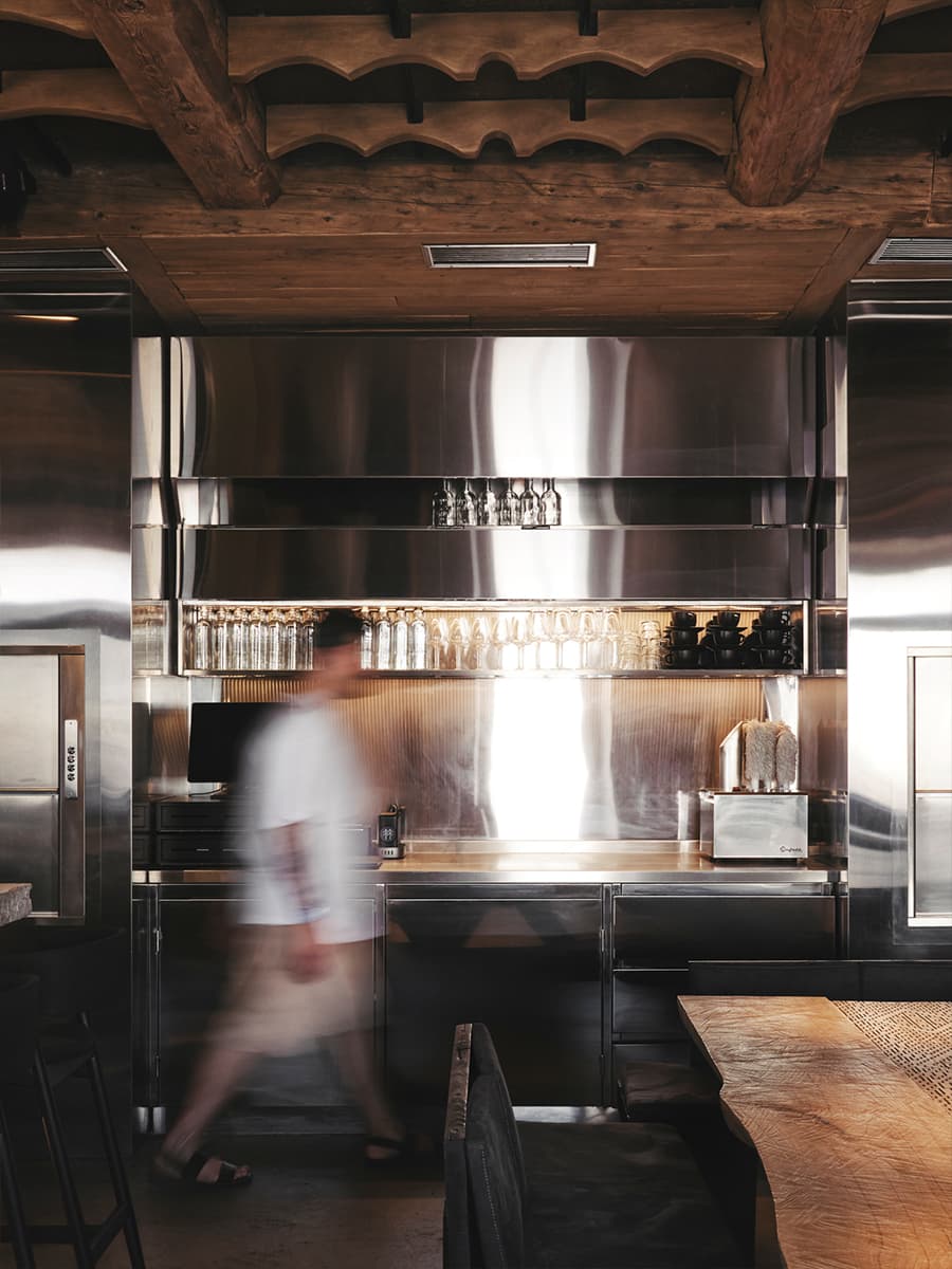 История в неоновом свете: многогранный интерьер ресторана русской кухни во Владимире — проект Raimer Bureau