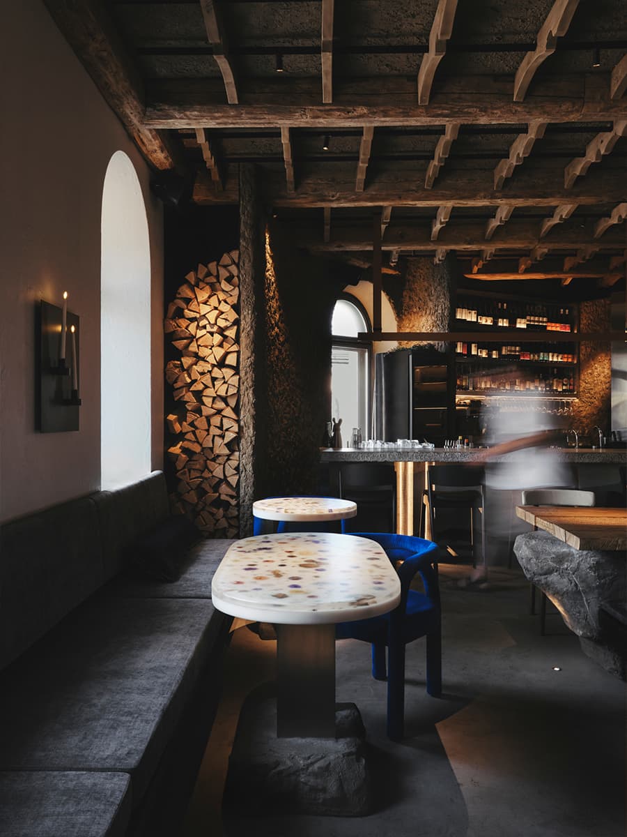 История в неоновом свете: многогранный интерьер ресторана русской кухни во Владимире — проект Raimer Bureau