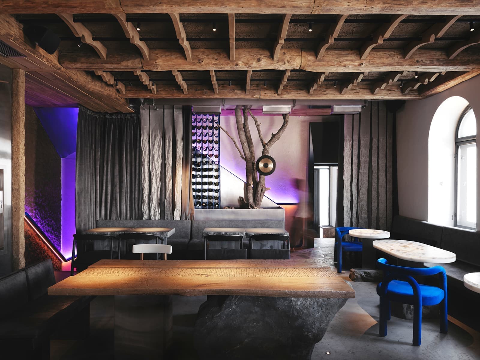 История в неоновом свете: многогранный интерьер ресторана русской кухни во Владимире — проект Raimer Bureau