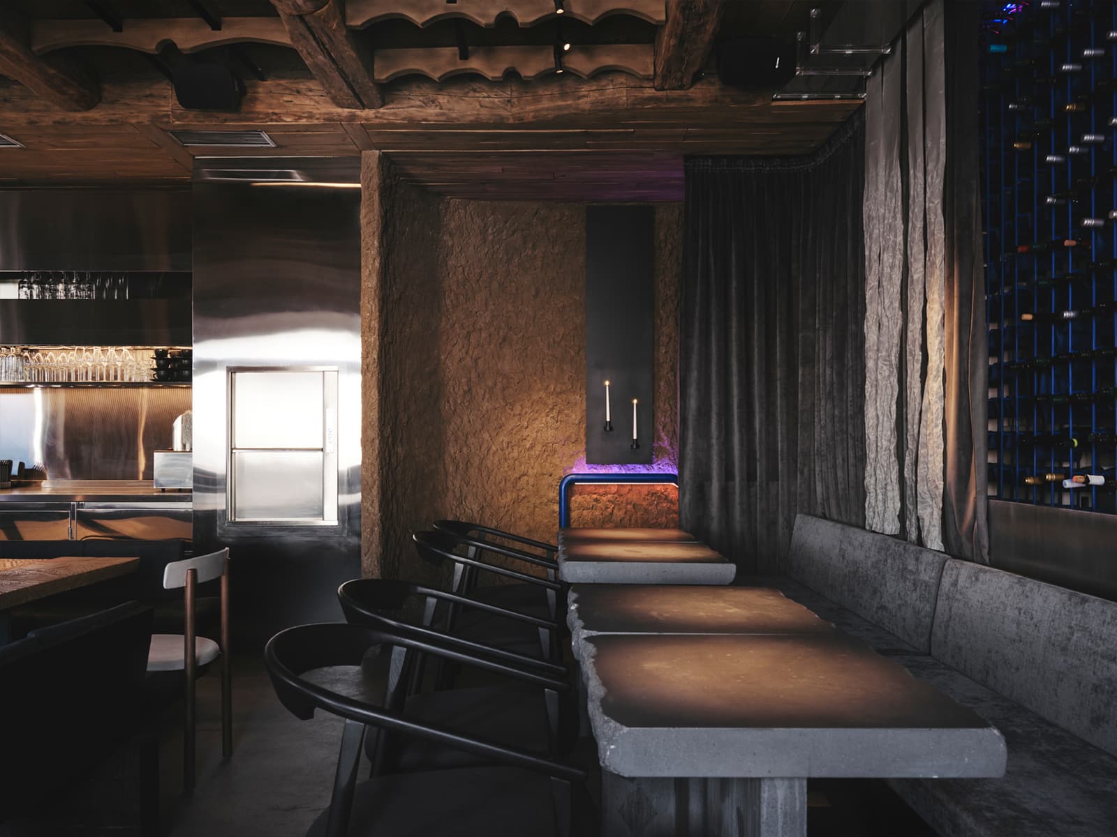 История в неоновом свете: многогранный интерьер ресторана русской кухни во Владимире — проект Raimer Bureau