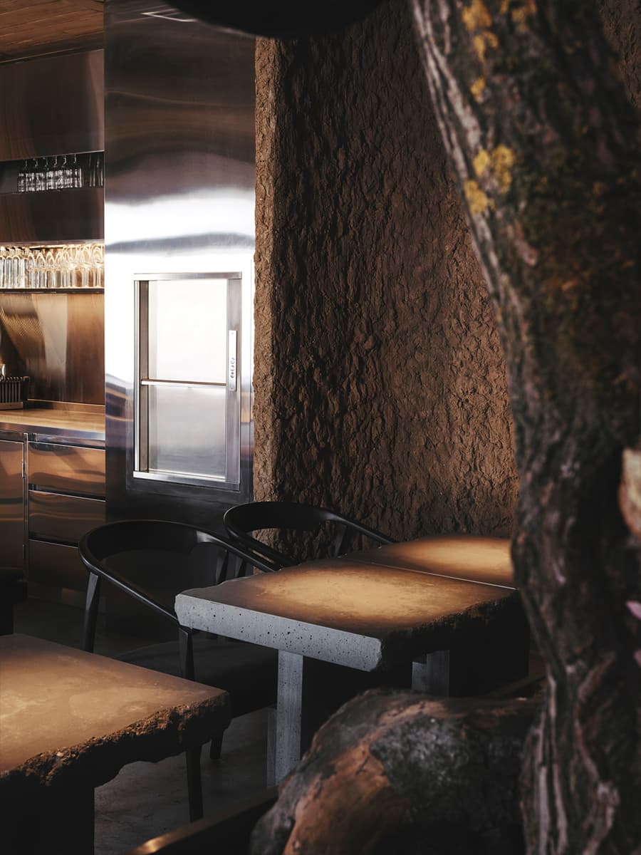 История в неоновом свете: многогранный интерьер ресторана русской кухни во Владимире — проект Raimer Bureau