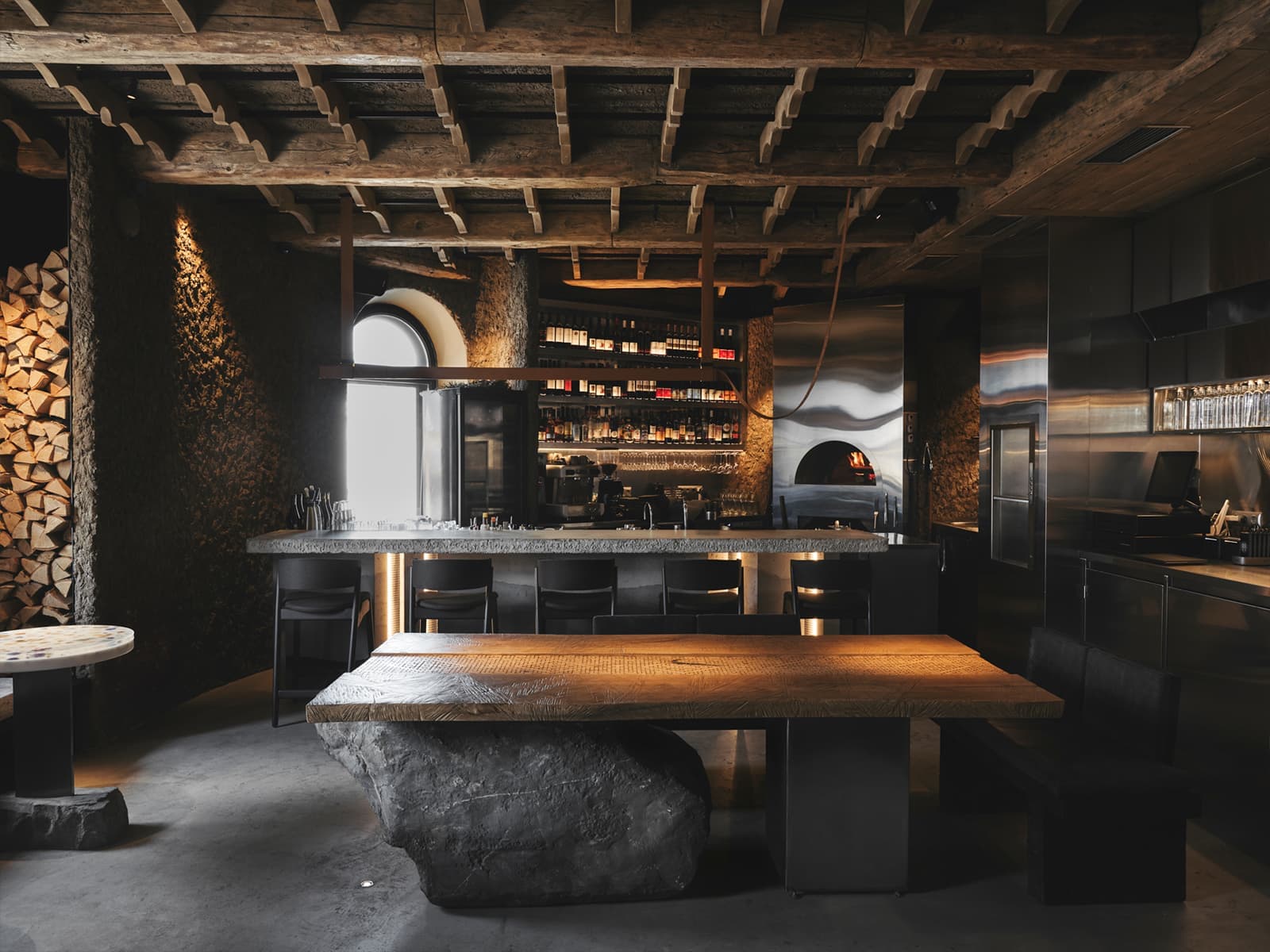 История в неоновом свете: многогранный интерьер ресторана русской кухни во Владимире — проект Raimer Bureau