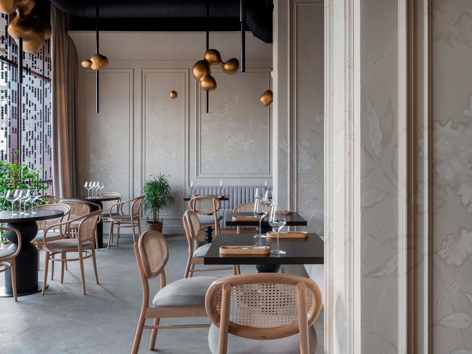 Акцентная барная стойка и нежная роспись стен в интерьере екатеринбургского бистро — проект студии LEFTdesign