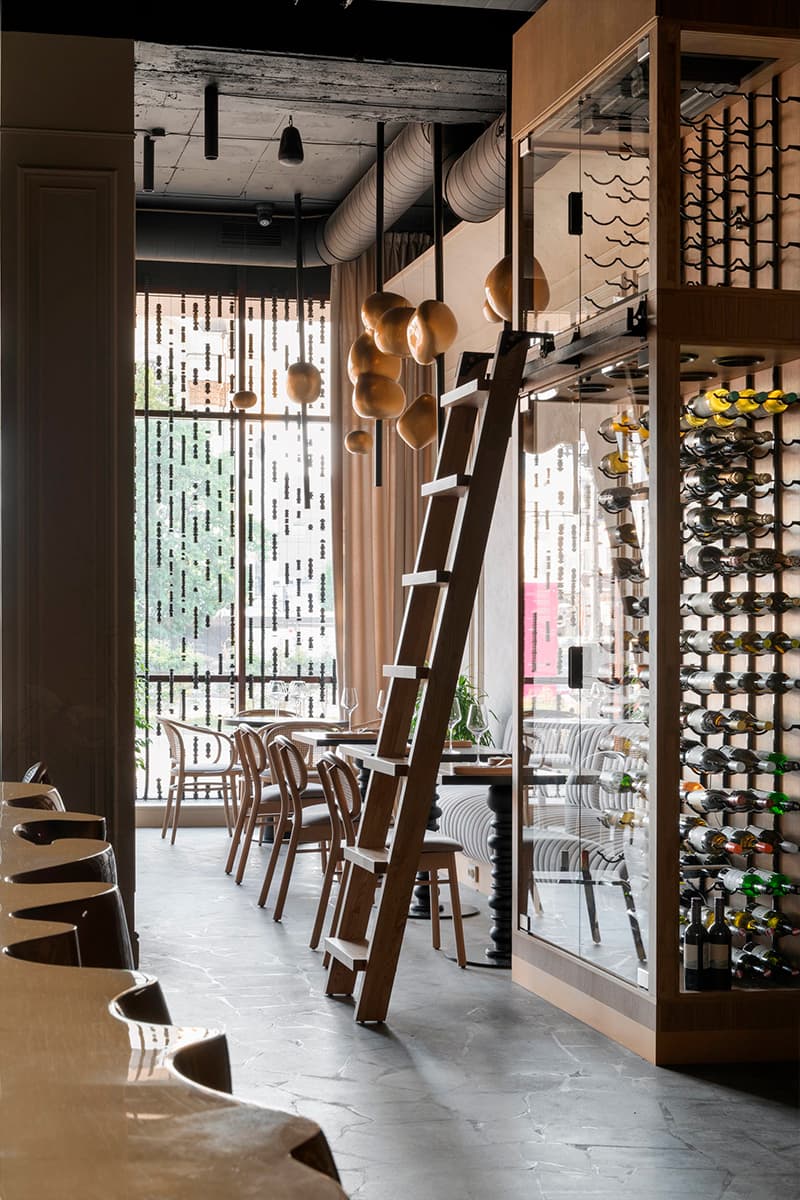 Акцентная барная стойка и нежная роспись стен в интерьере екатеринбургского бистро — проект студии LEFTdesign