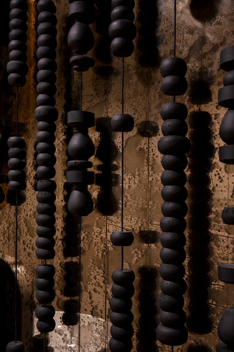 Акцентная барная стойка и нежная роспись стен в интерьере екатеринбургского бистро — проект студии LEFTdesign