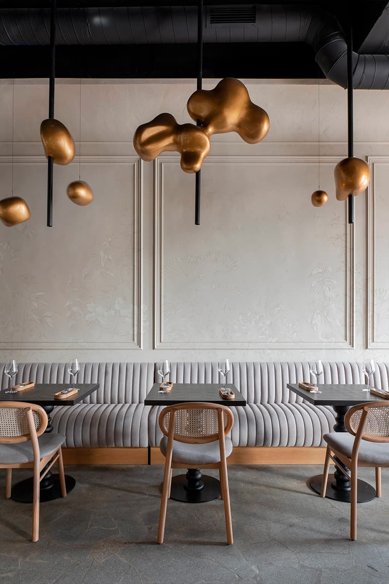 Акцентная барная стойка и нежная роспись стен в интерьере екатеринбургского бистро — проект студии LEFTdesign