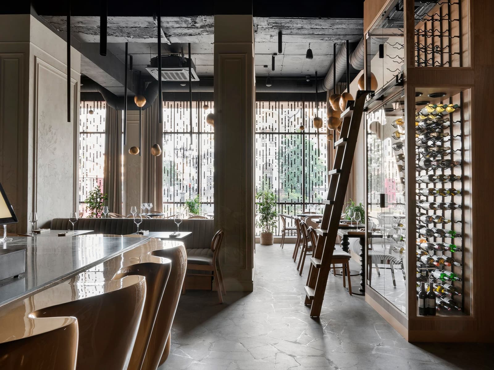 Акцентная барная стойка и нежная роспись стен в интерьере екатеринбургского бистро — проект студии LEFTdesign