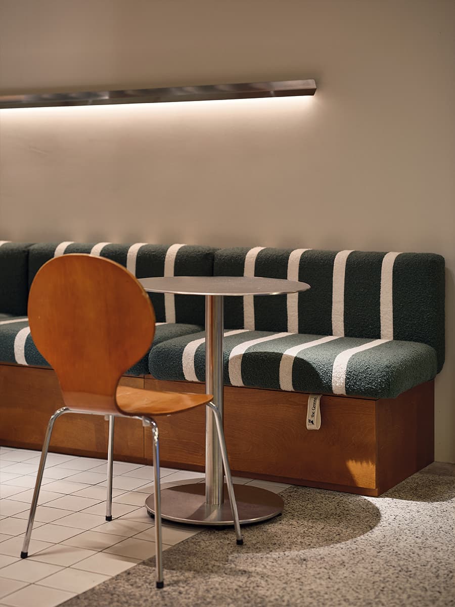 Теплая ретро-эстетика в интерьере небольшого кафе здорового питания — проект KIDZ