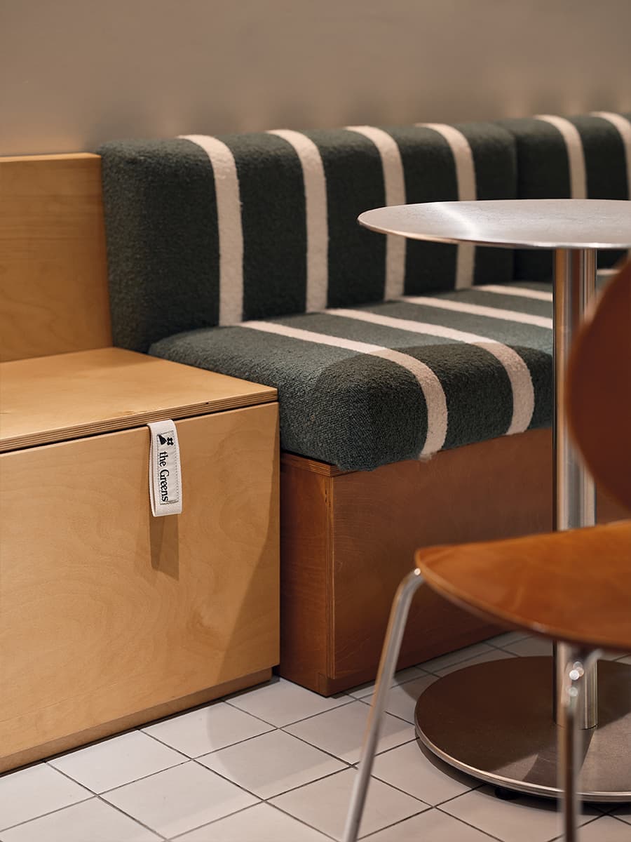 Теплая ретро-эстетика в интерьере небольшого кафе здорового питания — проект KIDZ