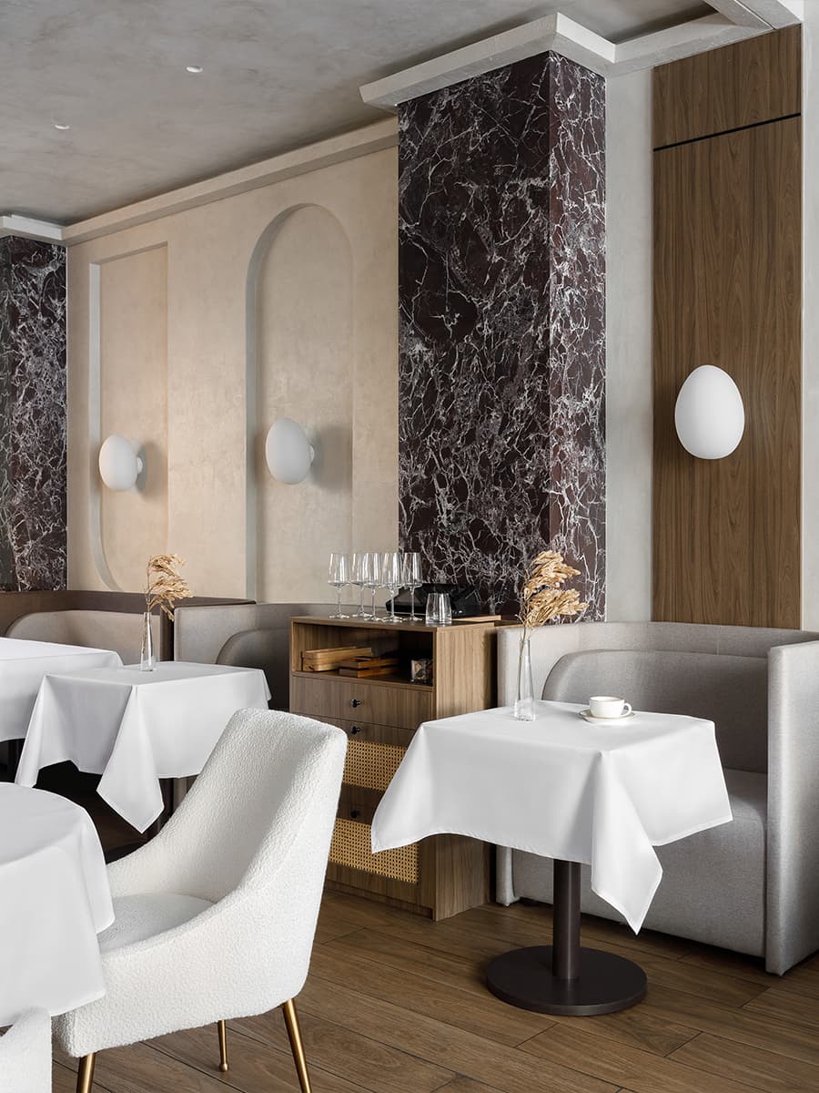 Элегантный интерьер кафе с авторской мебелью и парадными светильниками — проект Альбины Амировой