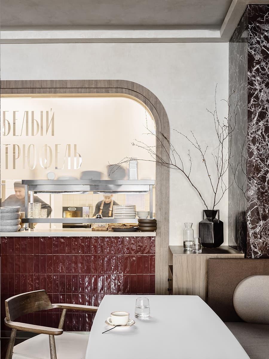 Элегантный интерьер кафе с авторской мебелью и парадными светильниками — проект Альбины Амировой