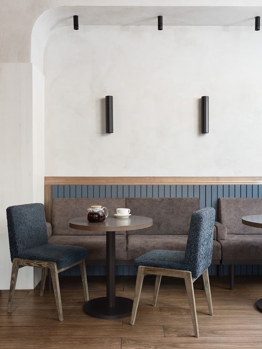Элегантный интерьер кафе с авторской мебелью и парадными светильниками — проект Альбины Амировой