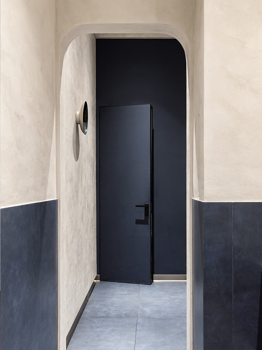 Элегантный интерьер кафе с авторской мебелью и парадными светильниками — проект Альбины Амировой