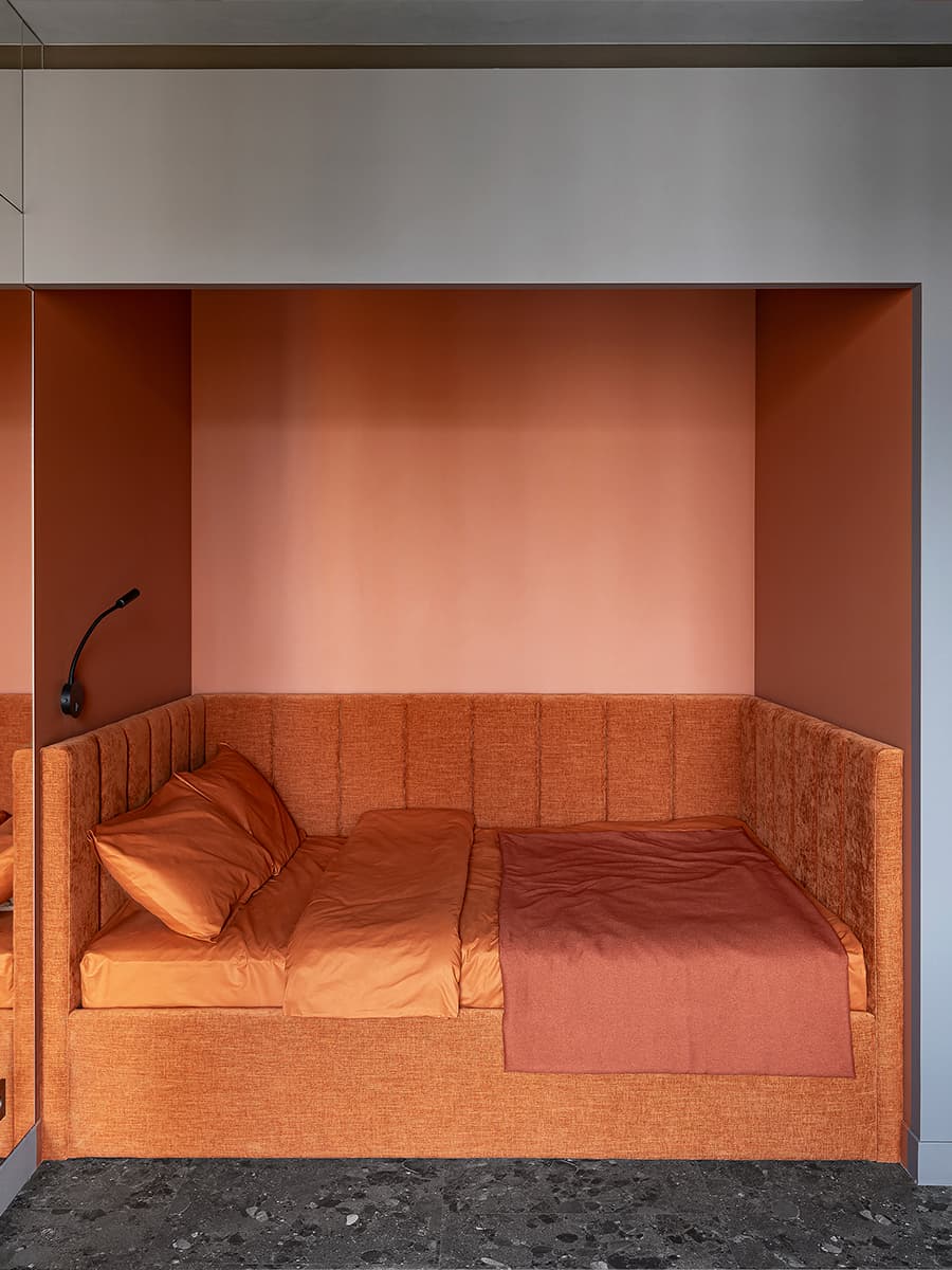 Оттенки космоса и акцентная ниша с кроватью в интерьере маленькой студии — проект Юлии Плавинской