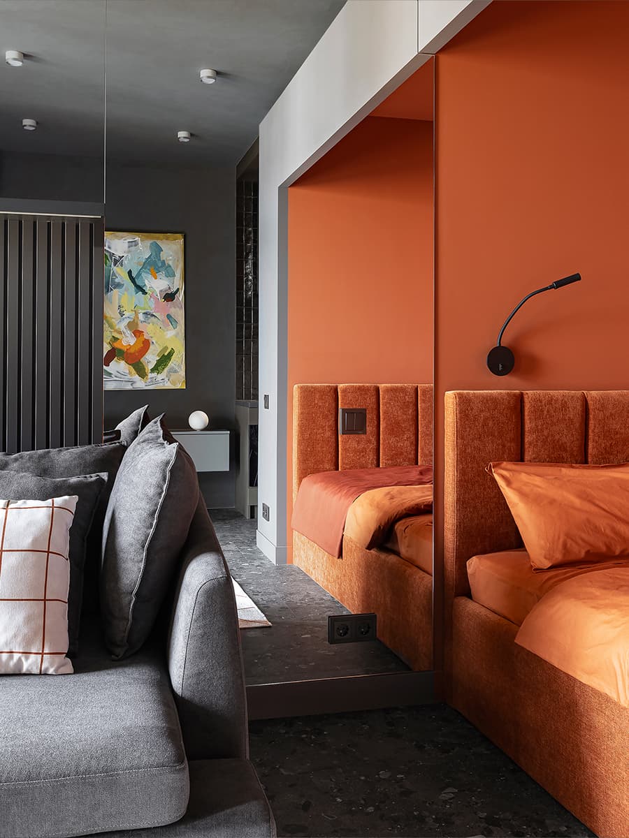Оттенки космоса и акцентная ниша с кроватью в интерьере маленькой студии — проект Юлии Плавинской