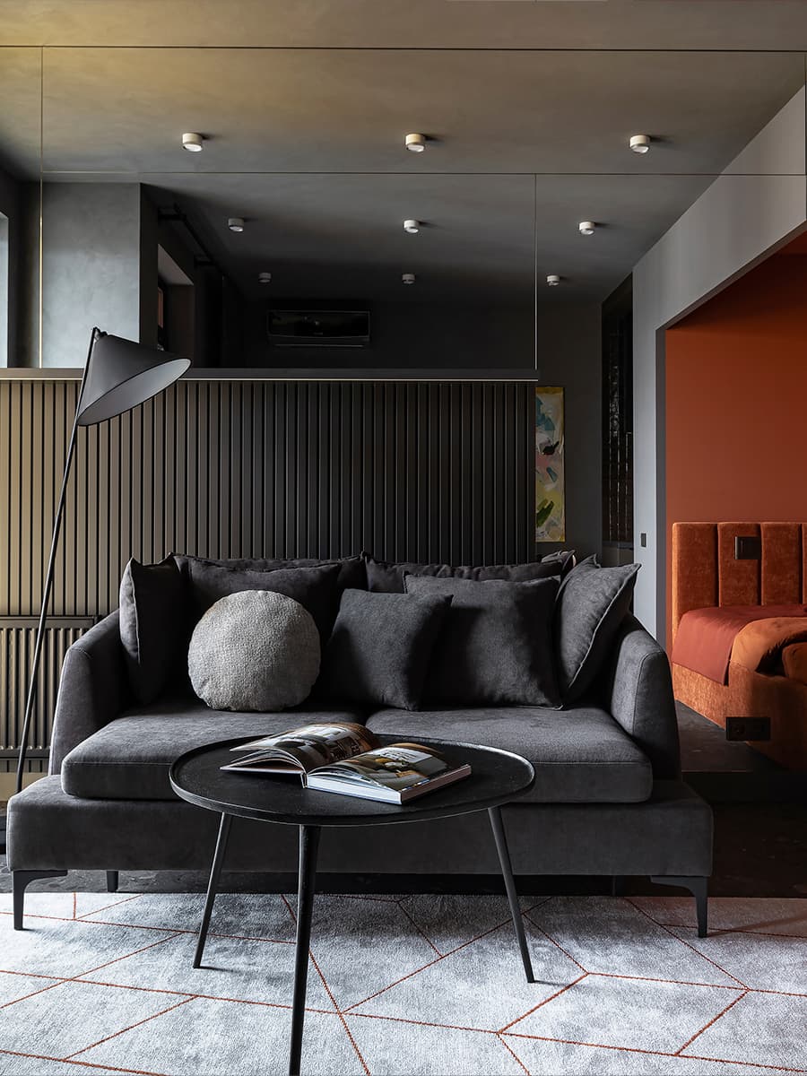 Оттенки космоса и акцентная ниша с кроватью в интерьере маленькой студии — проект Юлии Плавинской