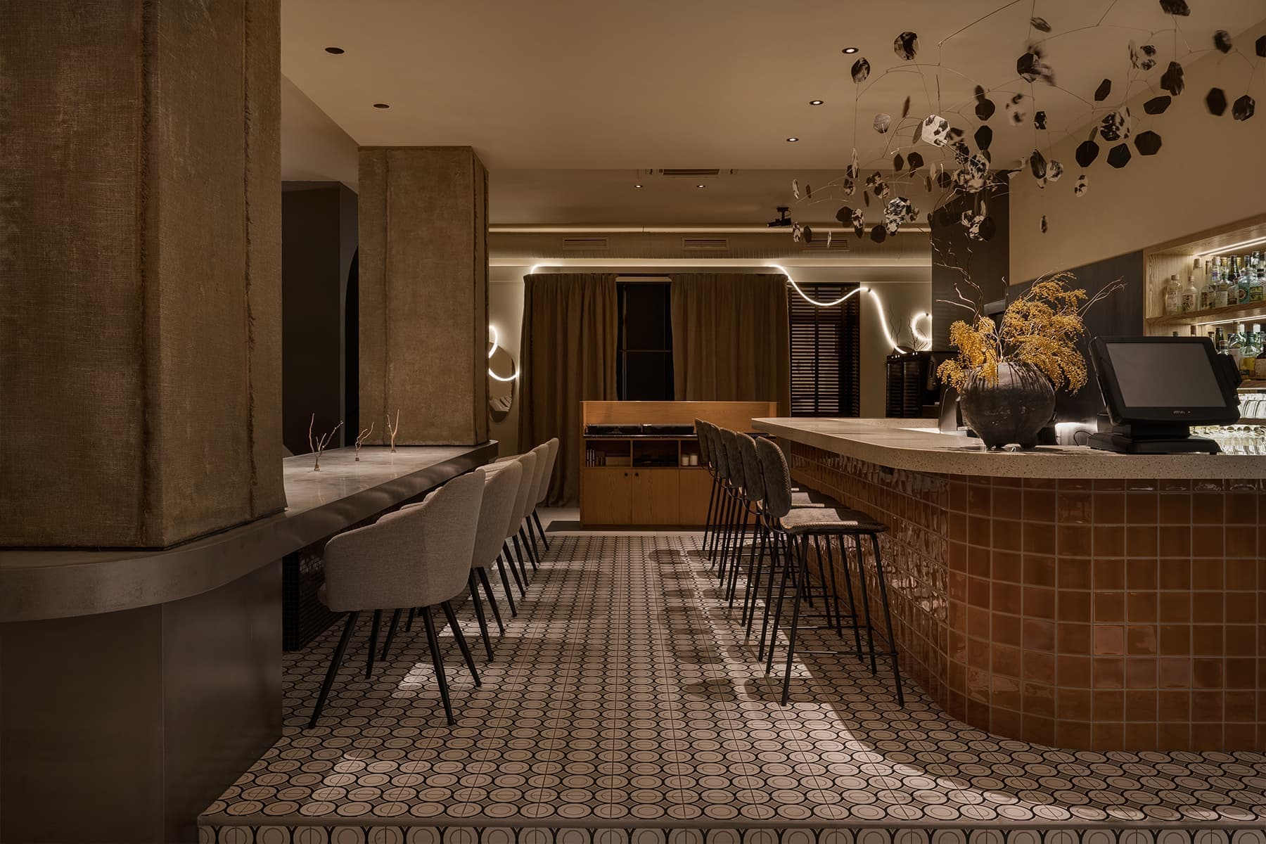 Мягкий и расслабленный интерьер рыбного ресторана в Перми — проект студии Lebedeva Project