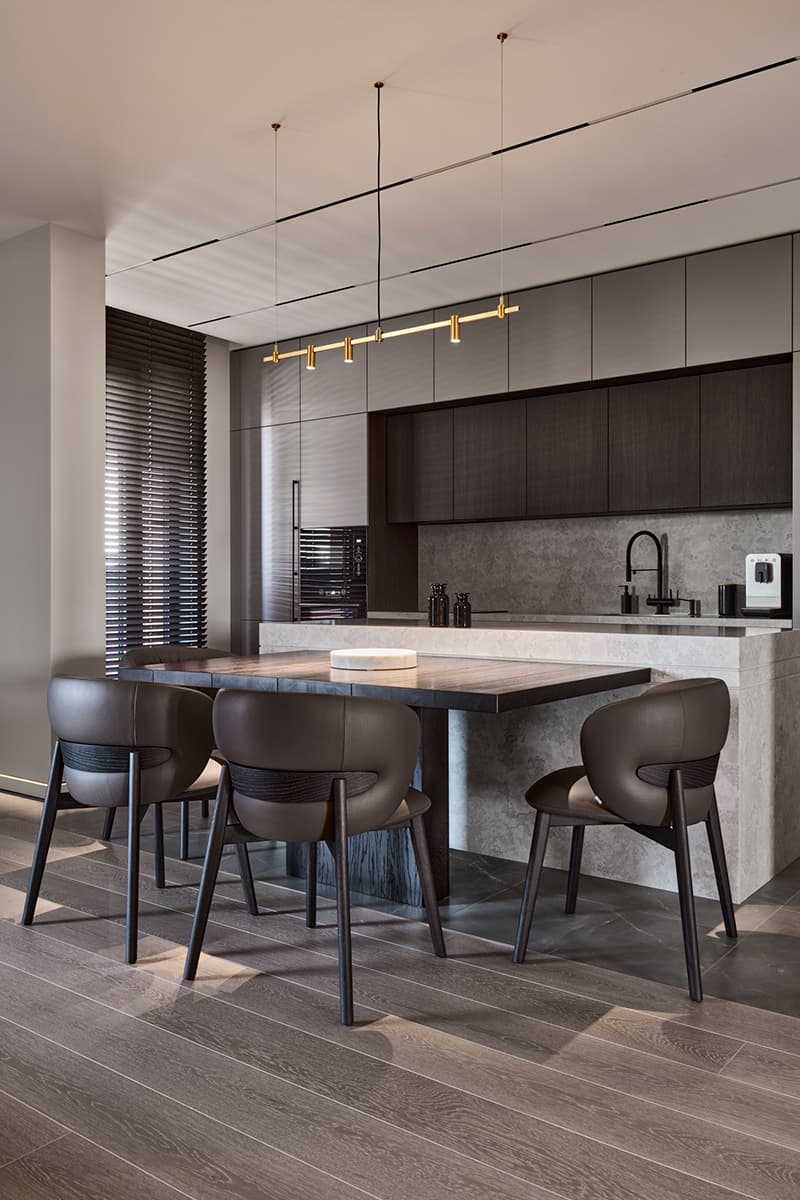 Эффектный стеллаж как центральный элемент интерьера просторной семейной квартиры — проект студии D&D design