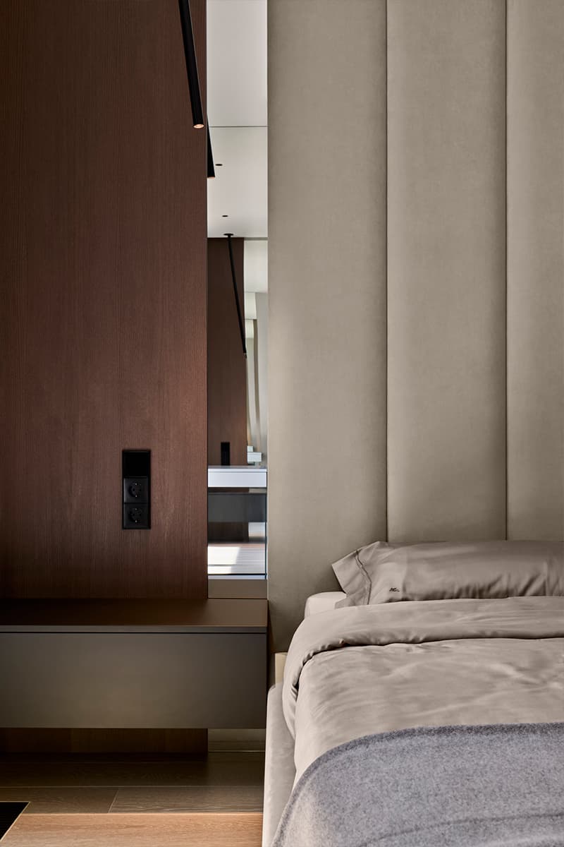 Эффектный стеллаж как центральный элемент интерьера просторной семейной квартиры — проект студии D&D design