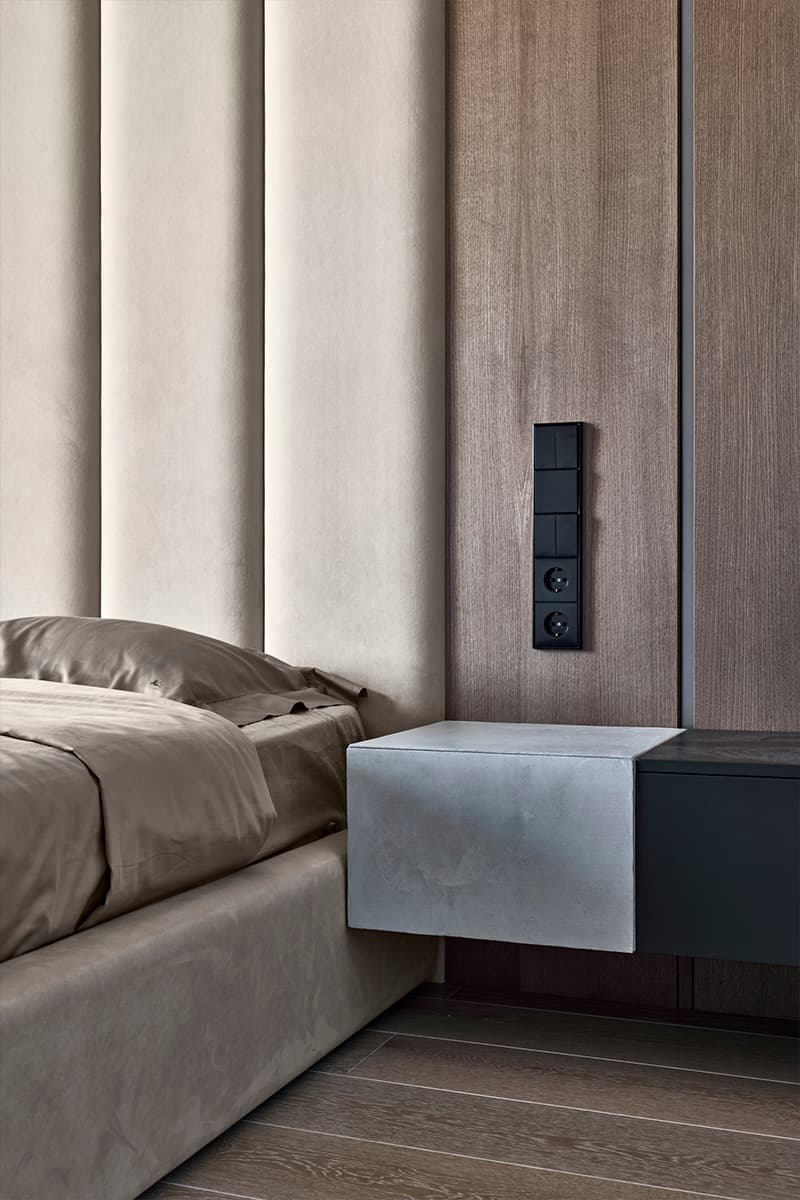 Эффектный стеллаж как центральный элемент интерьера просторной семейной квартиры — проект студии D&D design