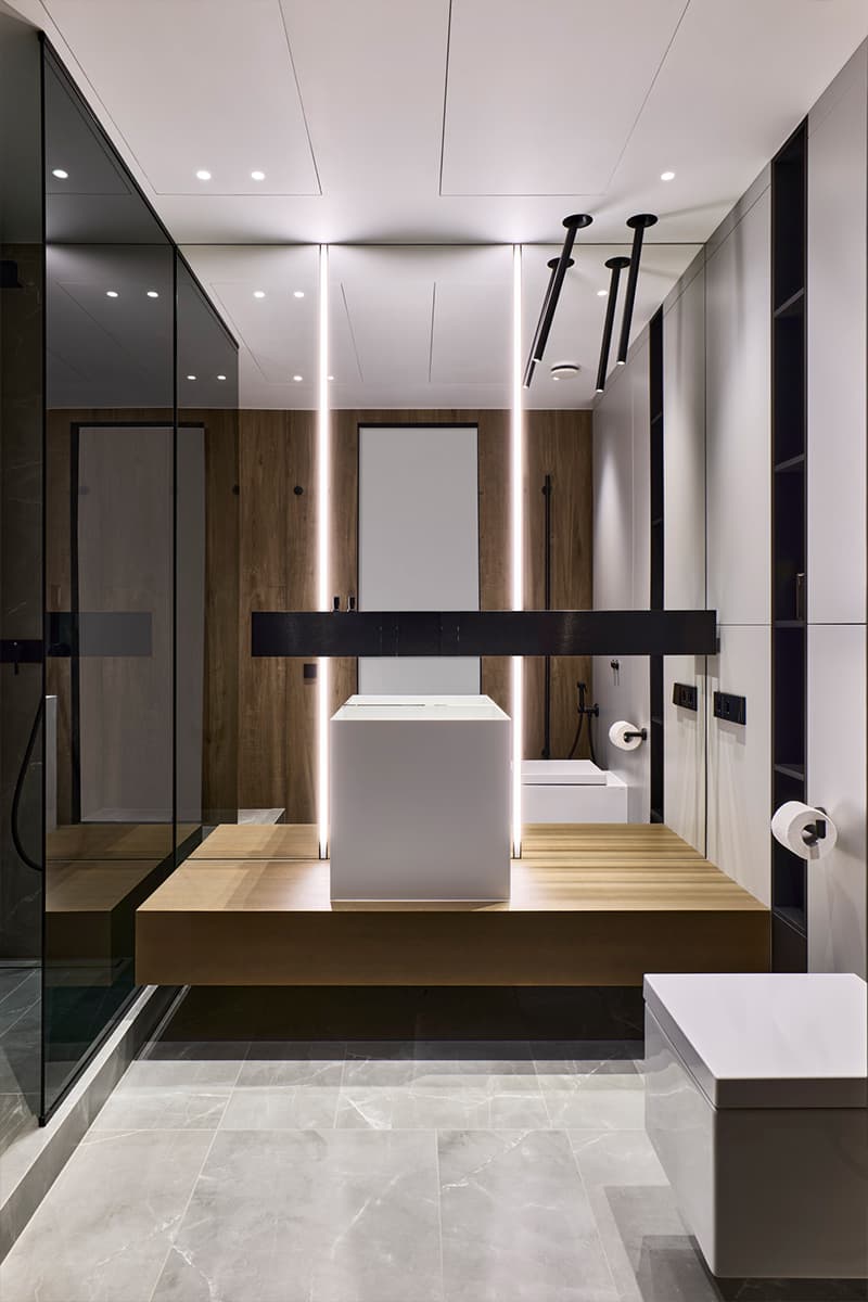 Эффектный стеллаж как центральный элемент интерьера просторной семейной квартиры — проект студии D&D design