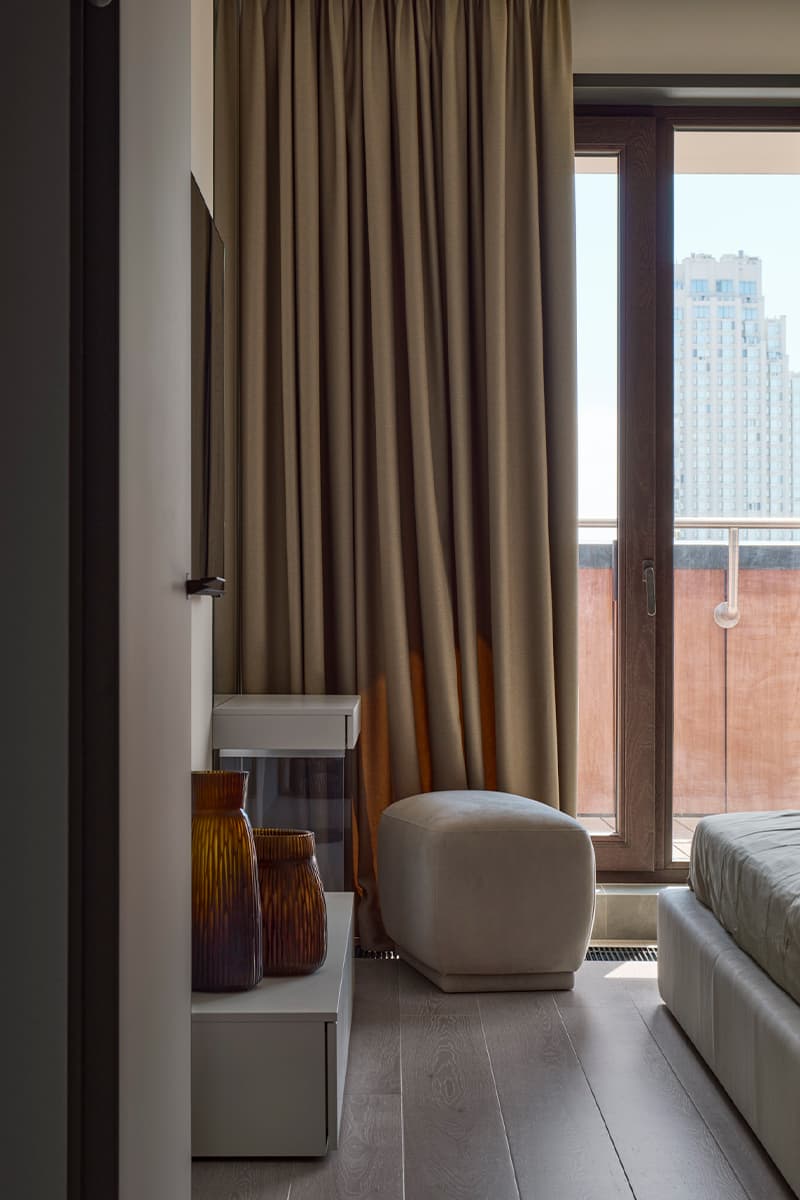 Эффектный стеллаж как центральный элемент интерьера просторной семейной квартиры — проект студии D&D design