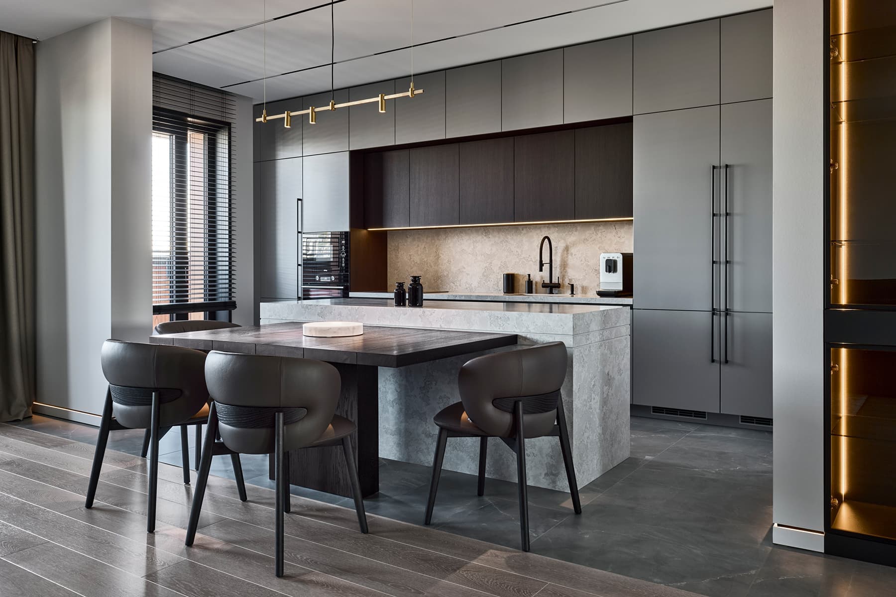 Эффектный стеллаж как центральный элемент интерьера просторной семейной квартиры — проект студии D&D design