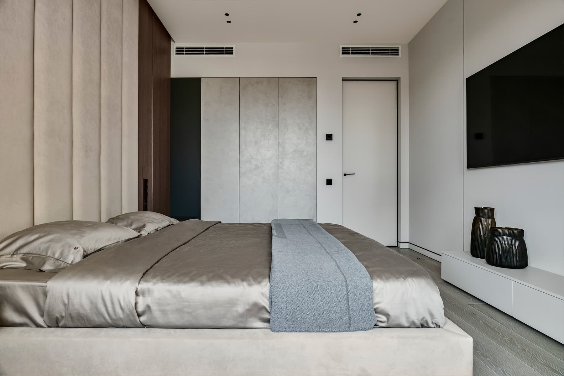 Эффектный стеллаж как центральный элемент интерьера просторной семейной квартиры — проект студии D&D design