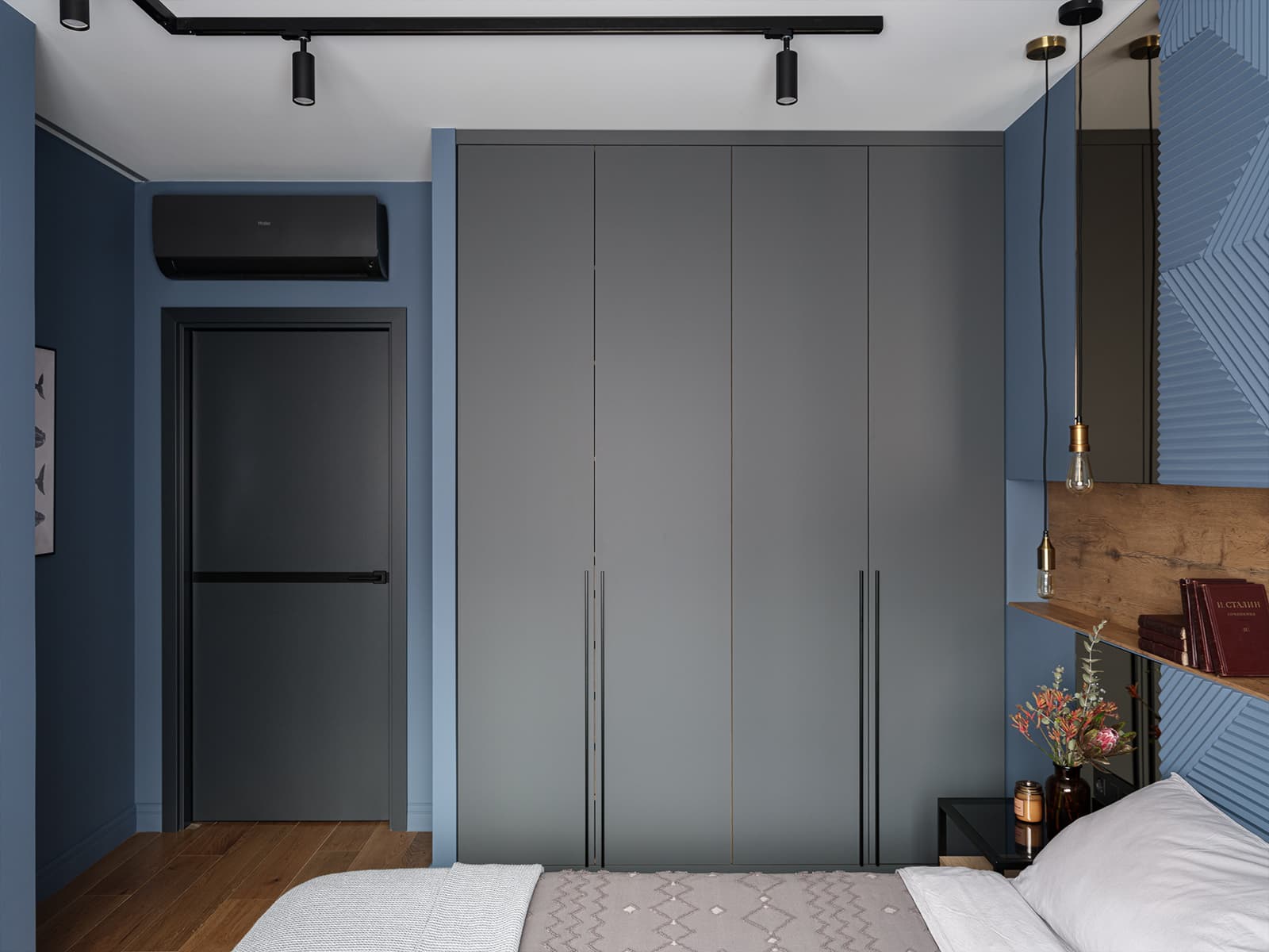 Темные оттенки и фактура дуба в интерьере квартиры с необычной перегородкой — проект Наталии Варнавской