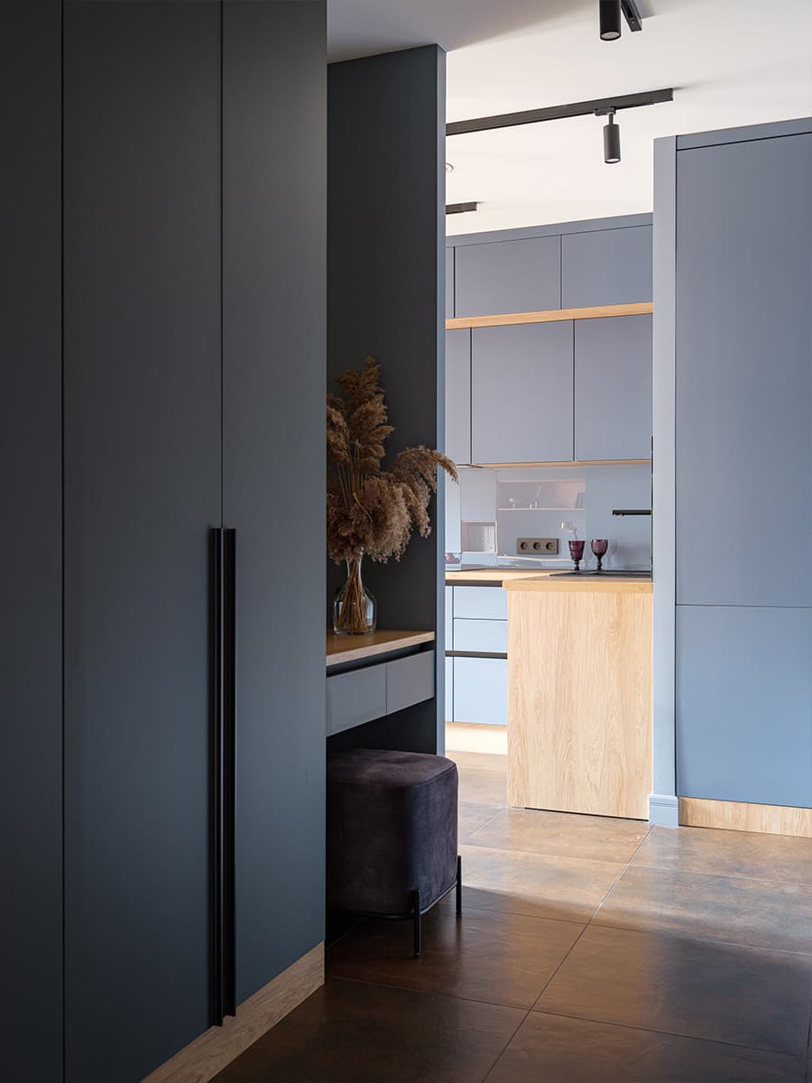 Темные оттенки и фактура дуба в интерьере квартиры с необычной перегородкой — проект Наталии Варнавской