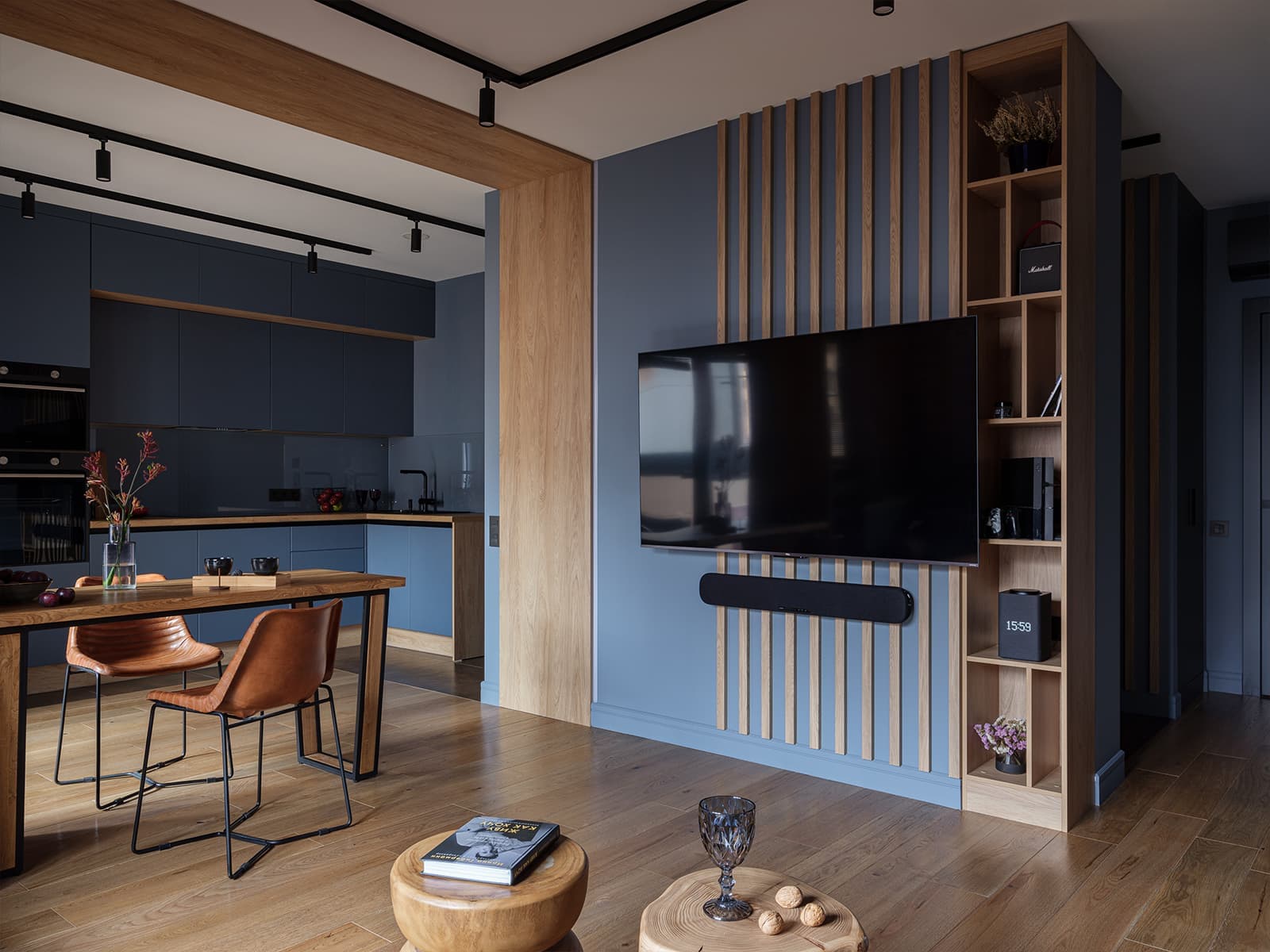 Темные оттенки и фактура дуба в интерьере квартиры с необычной перегородкой — проект Наталии Варнавской