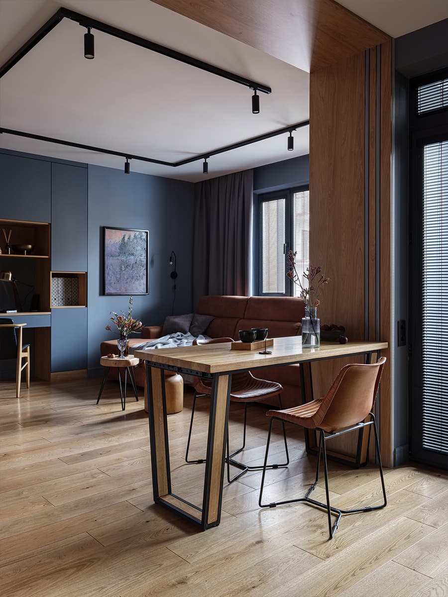 Темные оттенки и фактура дуба в интерьере квартиры с необычной перегородкой — проект Наталии Варнавской