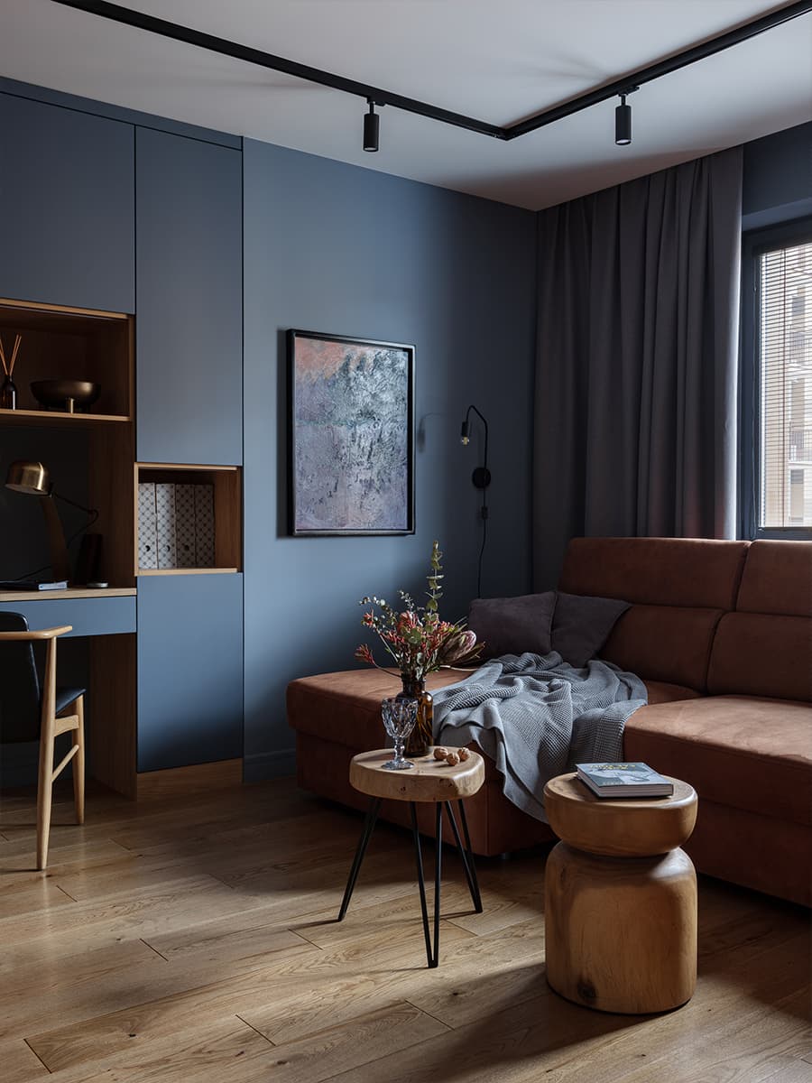 Темные оттенки и фактура дуба в интерьере квартиры с необычной перегородкой — проект Наталии Варнавской