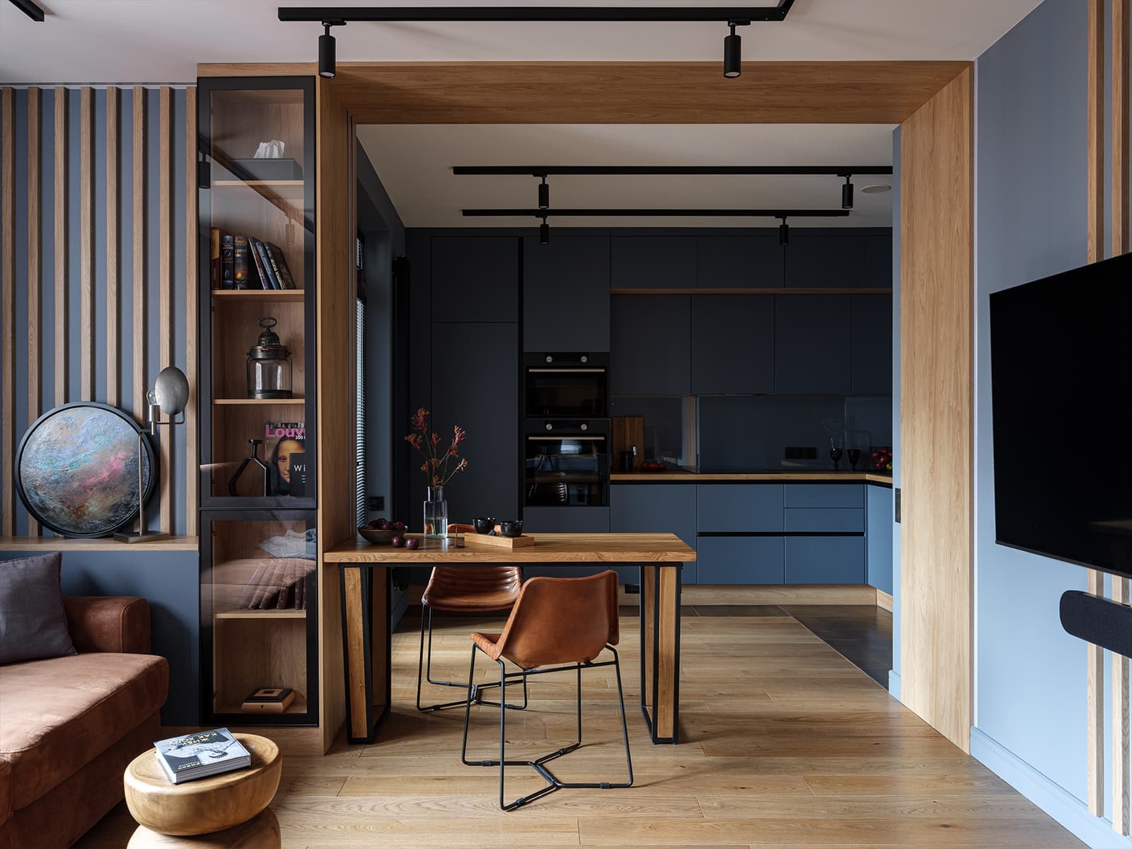 Темные оттенки и фактура дуба в интерьере квартиры с необычной перегородкой — проект Наталии Варнавской