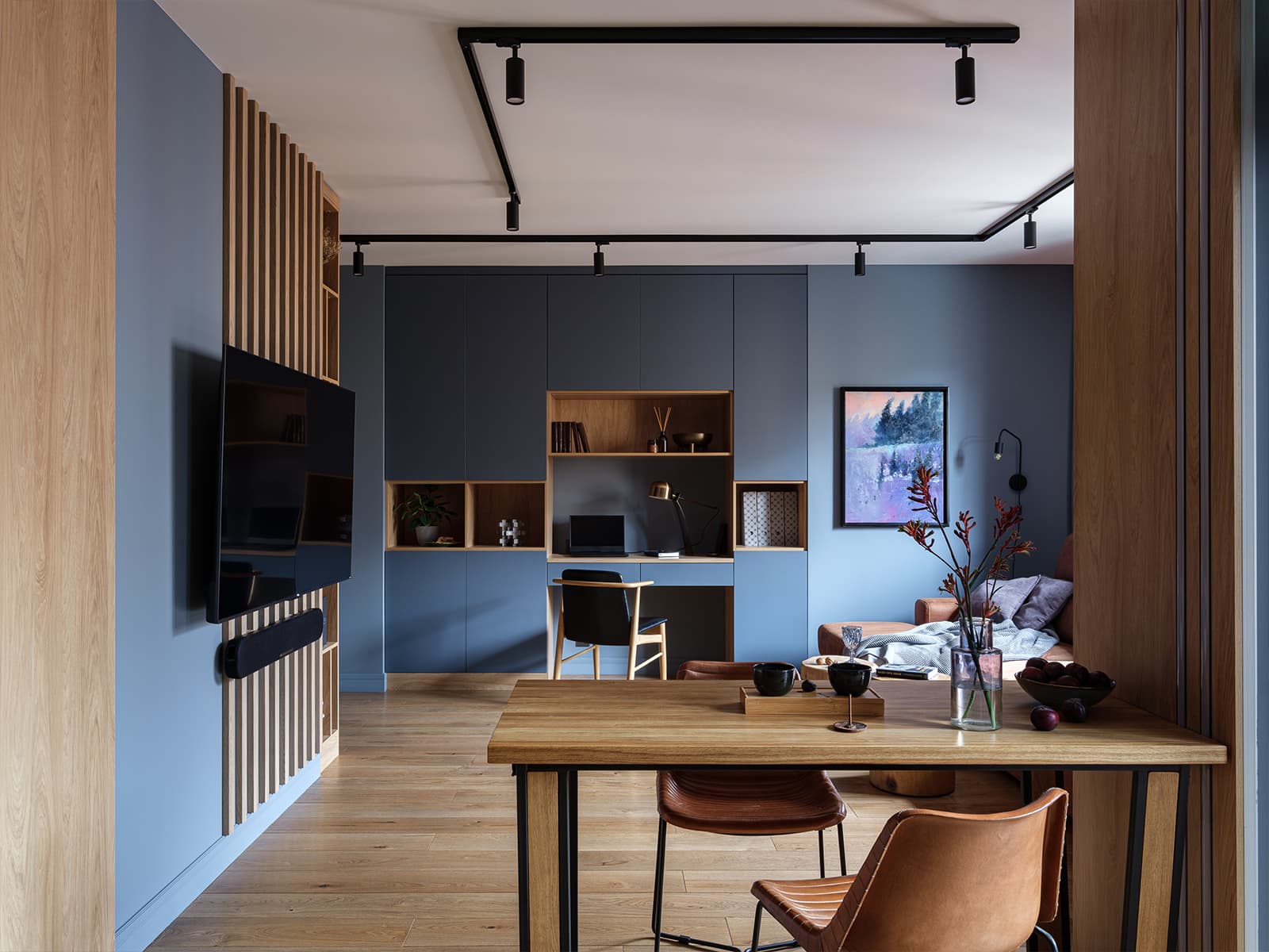 Темные оттенки и фактура дуба в интерьере квартиры с необычной перегородкой — проект Наталии Варнавской