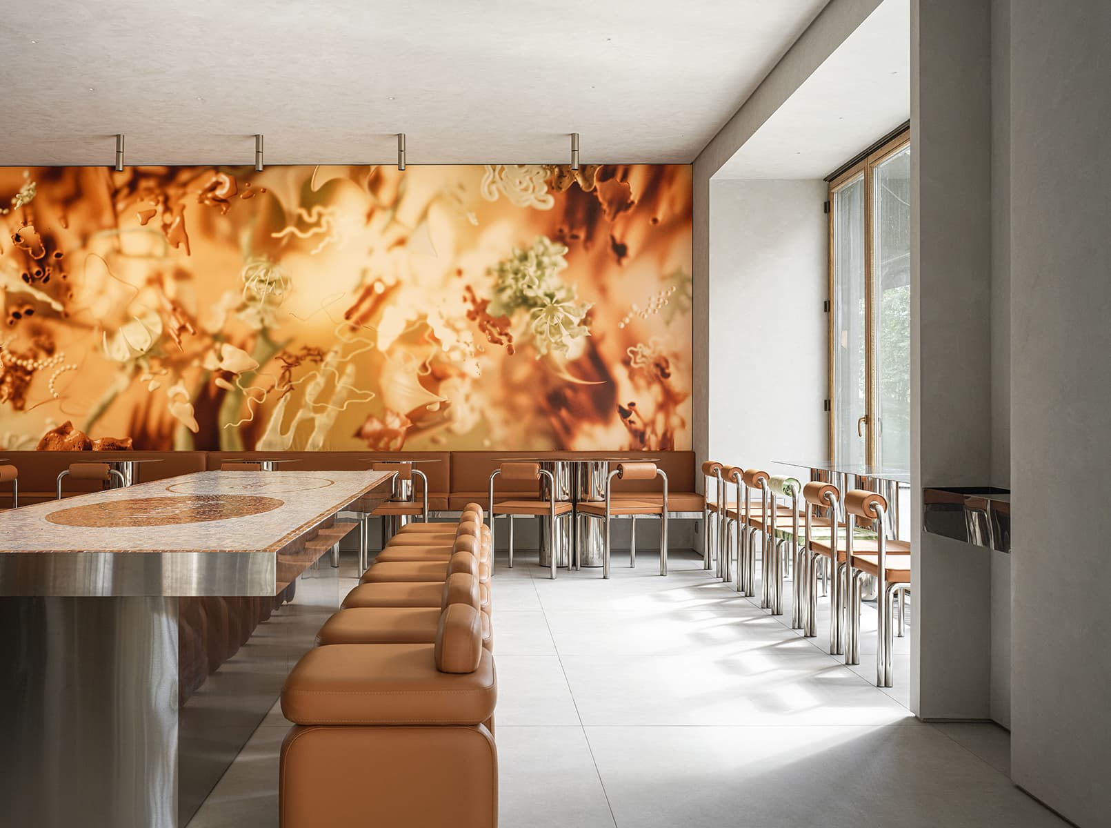 Акцентная стена в строгом интерьере сетевого кафе Nothing Fancy — проект студии EDXXKAT