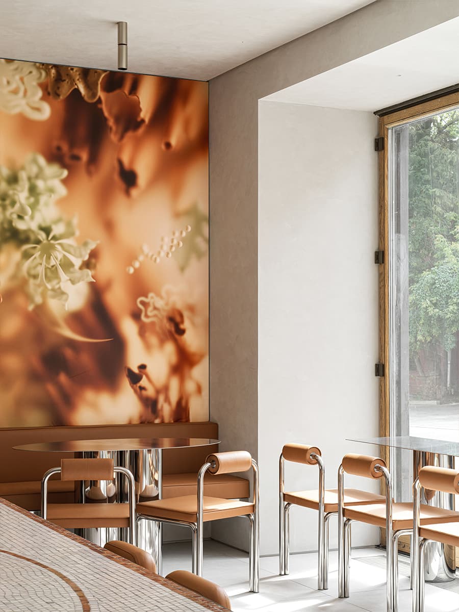 Акцентная стена в строгом интерьере сетевого кафе Nothing Fancy — проект студии EDXXKAT