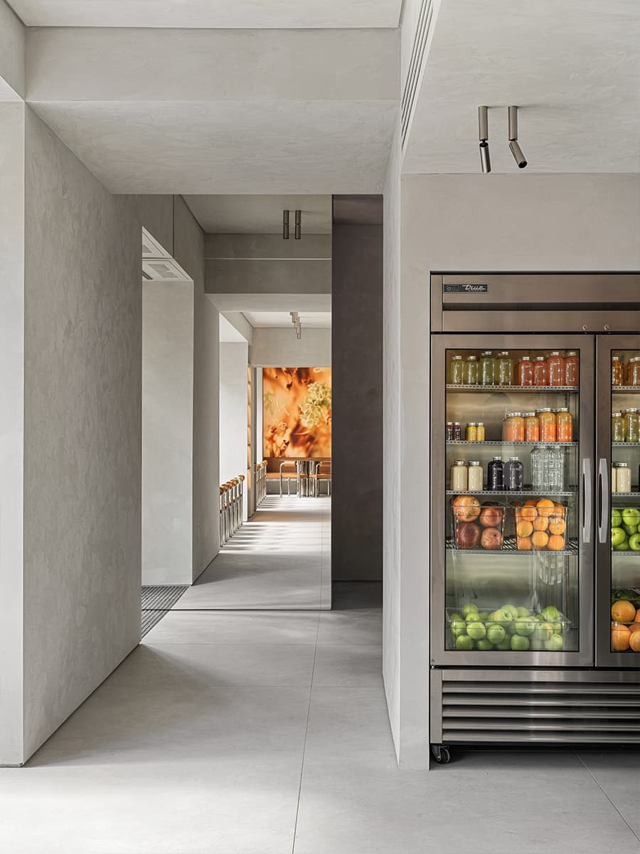 Акцентная стена в строгом интерьере сетевого кафе Nothing Fancy — проект студии EDXXKAT