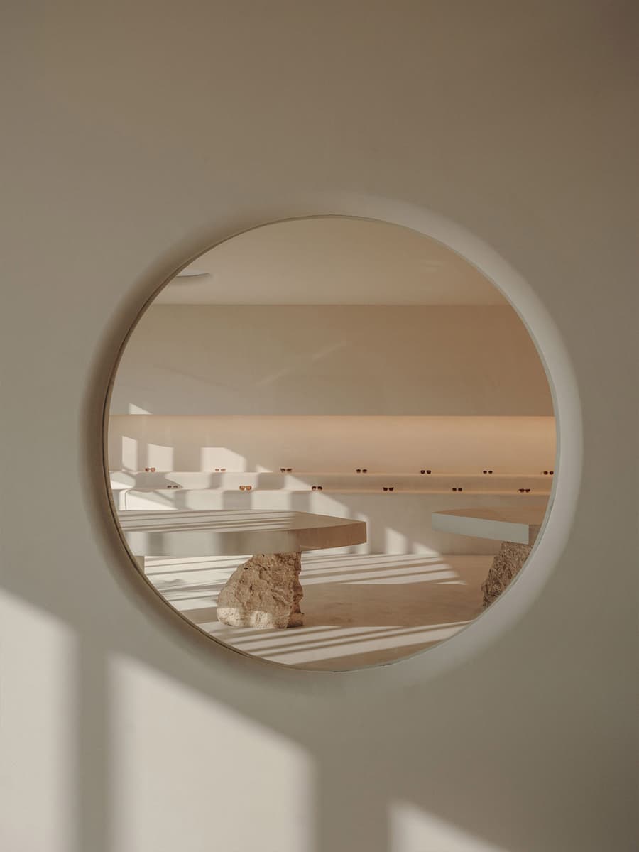 Безмятежность и безупречный предметный дизайн в интерьере офиса для бренда очков — проект Изерна Серры