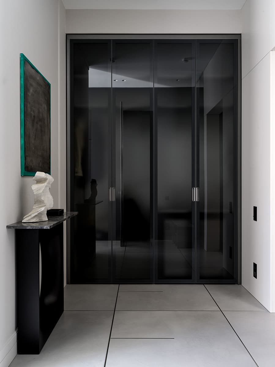 Контраст классики и современности в интерьере стильной московской квартиры — проект DE & DE Studio