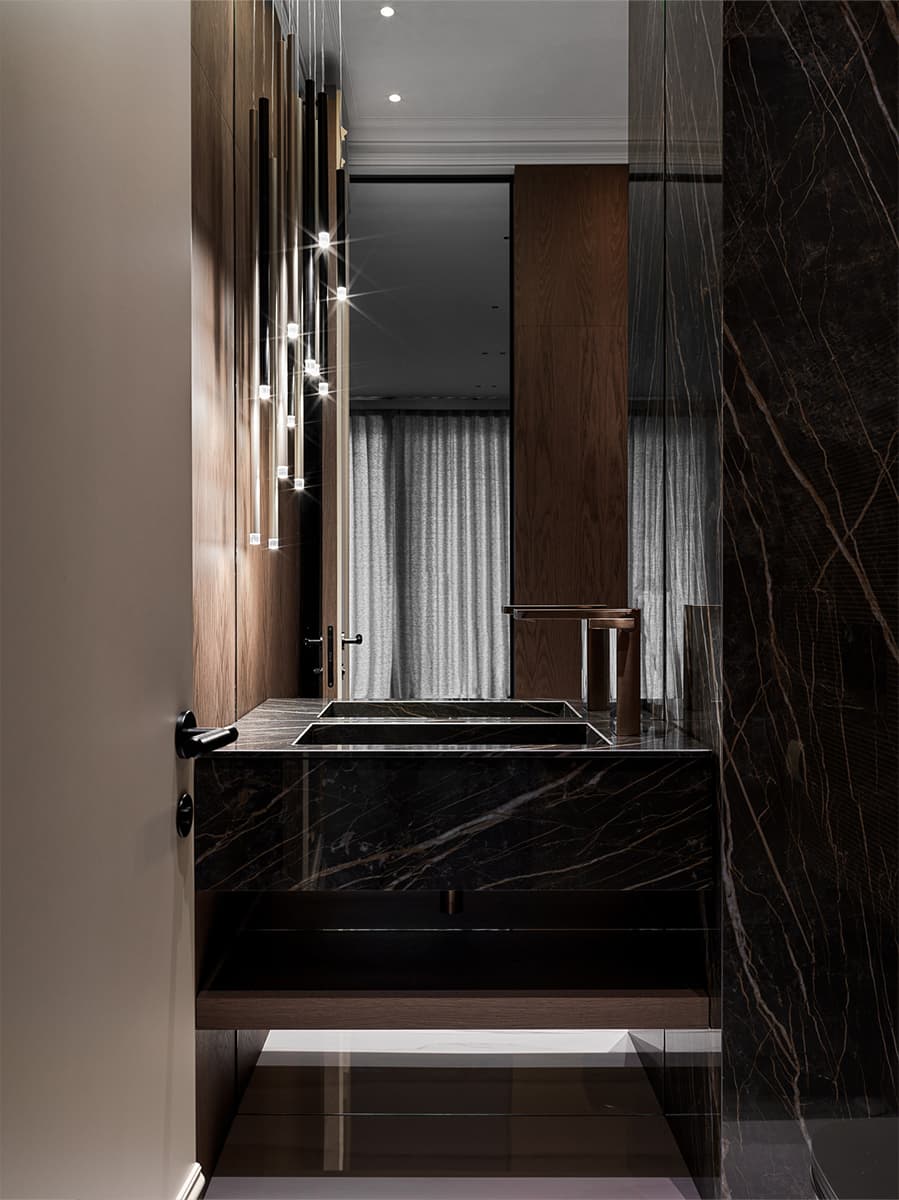 Изящество мрамора и латуни в интерьере двухуровневой квартиры — проект студии GN Design