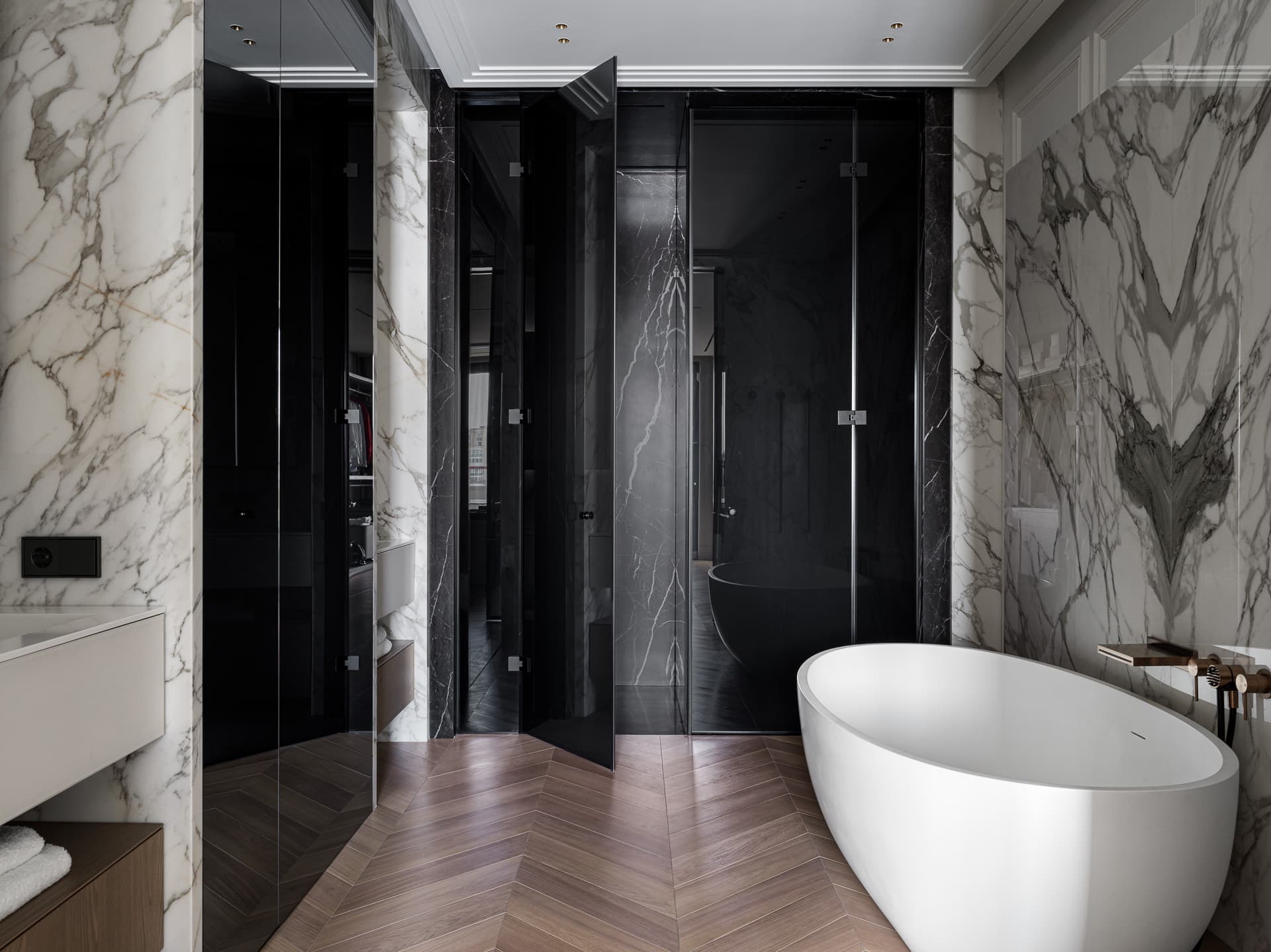 Изящество мрамора и латуни в интерьере двухуровневой квартиры — проект студии GN Design