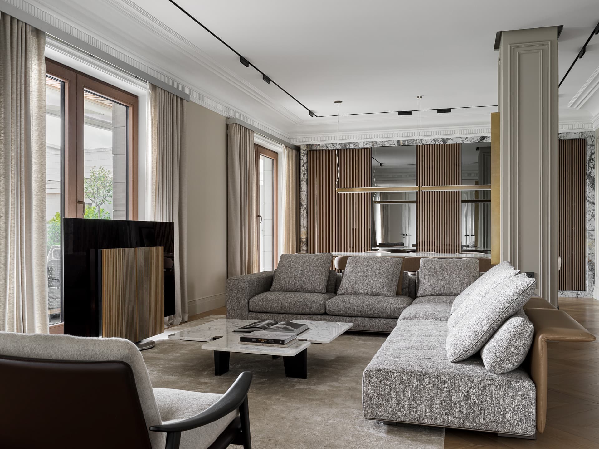 Изящество мрамора и латуни в интерьере двухуровневой квартиры — проект студии GN Design